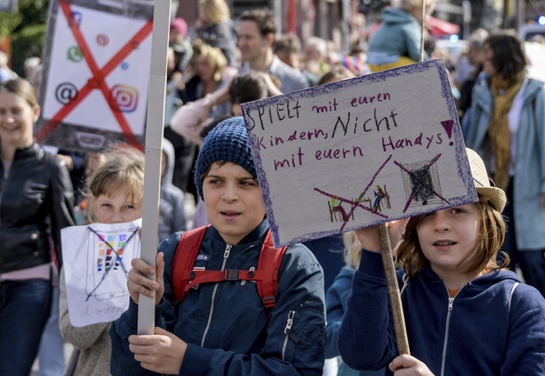 ▲▼德國漢堡近150名孩童走上街頭，要爸媽放下手機。（圖／達志影像／美聯社）