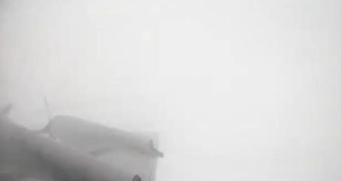 ▲▼  「追風人」搶先飛入佛羅倫斯颶風，拍攝下被灰色雲霧包圍的畫面 。（圖／翻攝自Nick Underwood推特）