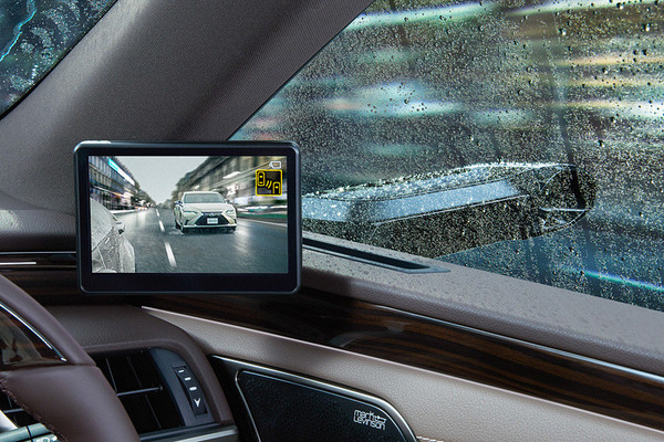 ▲▼又是日本獨有!　Lexus ES搭載「虛擬後視鏡」安全加倍。（圖／翻攝自Lexus）