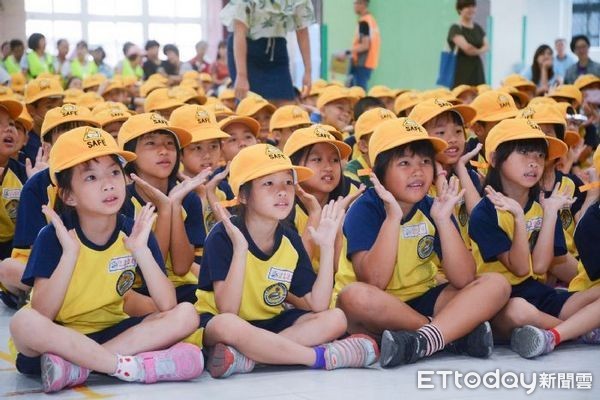 ▲桃園市宣導「孩童穿越道路戴黃色小帽」，守護學童上下學安全。（圖／桃園市政府提供）