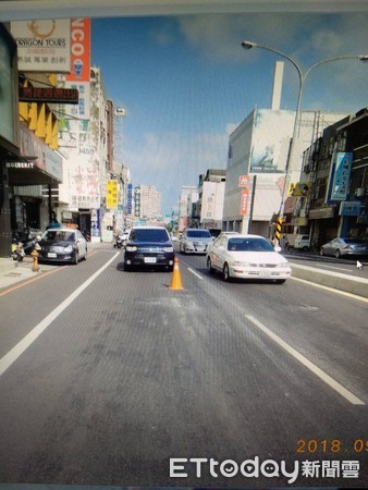 ▲台南市東區大同路與林森路口，發生有油灌車沿路漏油，油漬造成20多輛機車相續犁田意外，警方據報到場查處。（圖／記者林悅翻攝，下同）