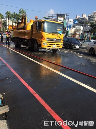 ▲台南市東區大同路與林森路口，發生有油灌車沿路漏油，油漬造成20多輛機車相續犁田意外，警方據報到場查處。（圖／記者林悅翻攝，下同）