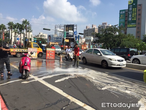 ▲台南市東區大同路與林森路口，發生有油灌車沿路漏油，油漬造成20多輛機車相續犁田意外，警方據報到場查處。（圖／記者林悅翻攝，下同）