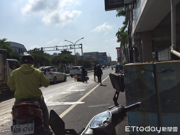 ▲台南市東區大同路與林森路口，發生有油灌車沿路漏油，油漬造成20多輛機車相續犁田意外，警方據報到場查處。（圖／記者林悅翻攝，下同）