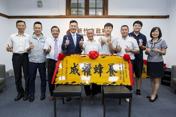 ▲新竹市長林智堅於頒發「養蜂權威」匾額予得獎蜂農。