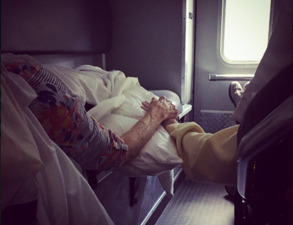 ▲▼  颶風佛羅倫斯（Florence）來勢洶洶，南卡羅萊納州一對住在養老院的夫妻13日搭乘救護車撤離，手牽著手。（圖／翻攝自推特／SCDHEC）