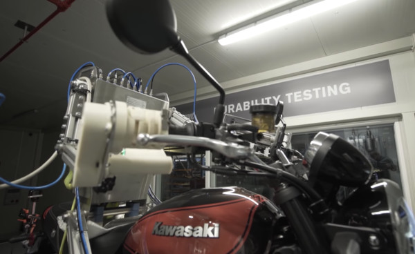 ▲▼今天不做排氣管改做機器人　Akrapovič新方式測試產品。（圖／翻攝自Akrapovič）