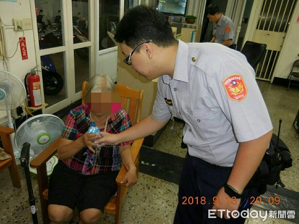 ▲台南市警五分局實踐派出所平安尋回走失的柳姓老婦人。（圖／記者林悅翻攝）