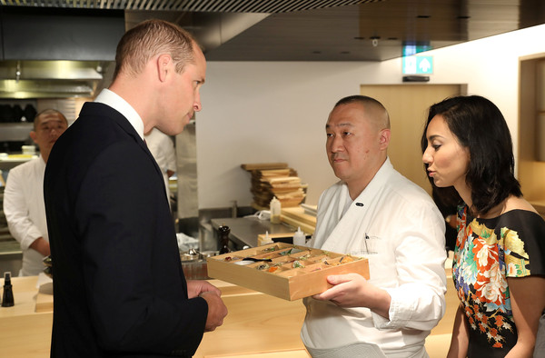 ▲▼英國威廉王子（Prince William）13日出席日本之屋文化會館的開幕儀式，他詢問學生如何使用筷子，接著居然說「你們常吃中國料理嗎？」（圖／路透）