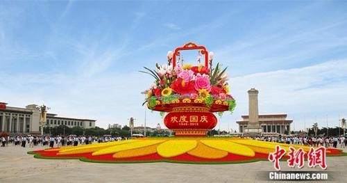 ▲▼從2011年開始，天安門廣場國慶期間都會布置巨型花籃。（圖／中新社）