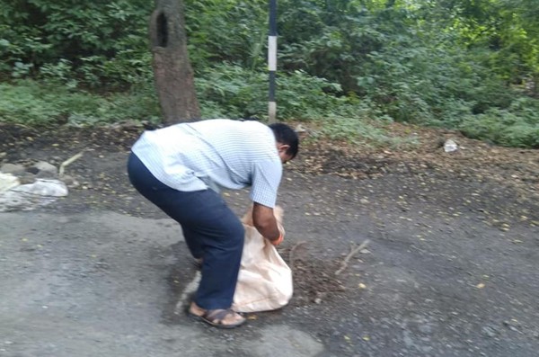 ▲▼印度48歲父親比爾豪爾（Dadarao Bilhore）3年內填補了路上的600個坑洞，他的兒子普拉卡希（Prakash）2015年7月出車禍過世。（圖／翻攝自臉書／Dadarao Bilhore）