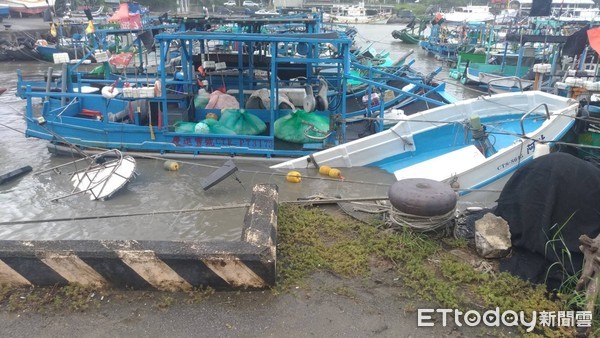 ▲▼受到強颱山竹影響，台東大武漁港漁船半沉沒。（圖／記者王兆麟攝）