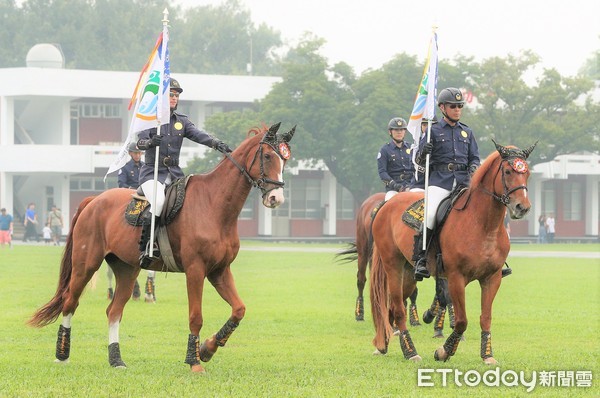 ▲▼陸戰隊成軍71週年慶，受邀的「騎警隊」參演馬匹預演時緊張險脫韁，所幸無礙，成為活動小插曲。（圖／記者宋德威攝，下同）