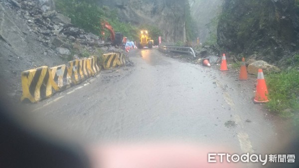 ▲南橫公路台20線159.3K處向陽路段發生坍方道路阻斷。（圖／公路總局提供）