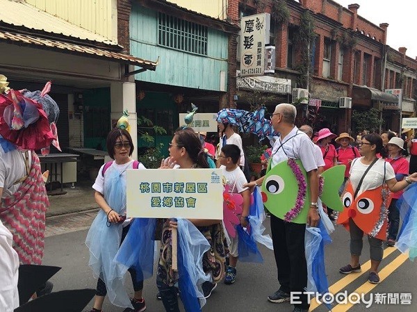 ▲百魚遊富岡共同魚游楊梅富岡老街區。（圖／翁曉萍提供）