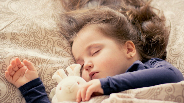 ▲▼發燒,女童,睡覺,示意圖。（圖／以CC0原則取用，取自 Pixabay。）