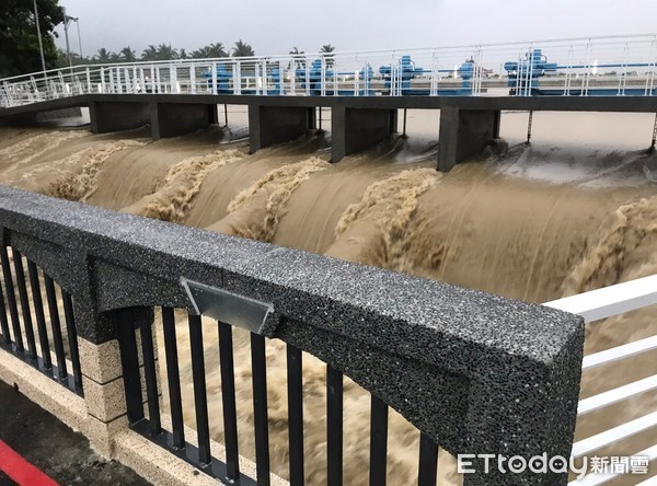 ▲▼高雄市郊的美濃湖為美濃地區農民灌溉水資源重地，目前水位低，農民擔心灌溉成問題。（圖／記者宋德威攝，下同）