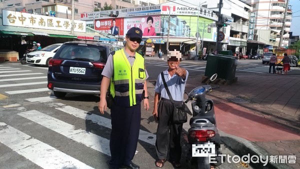 ▲▼健忘男子忘了機車停哪，以為被偷報警，警順利尋獲，讓他豎起大拇指表達感謝。（圖／記者李忠憲翻攝）