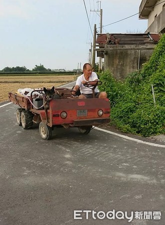 ▲醫叮嚀生病勿近寵物　2年後阿公忍不住問萌狗「麥坐車車莫？」。（圖／飼主張招敏提供）