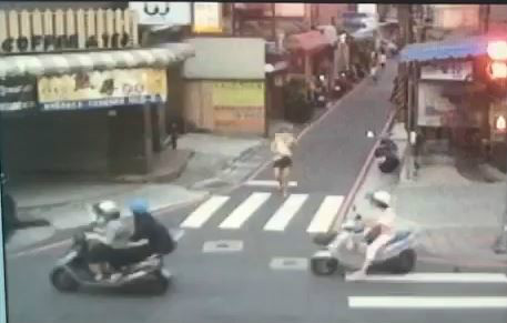 ▲▼永和砍人案，房東逃出，兇嫌逃離現場。（圖／記者陳以昇翻攝）