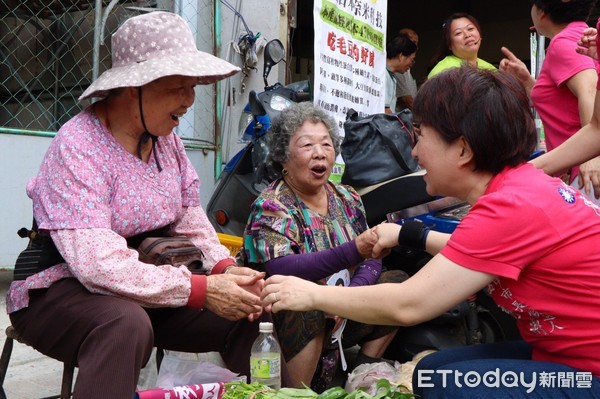 ▲▼盧秀燕與江啟臣到東勢菜市場拜票。（圖／盧秀燕服務處提供）