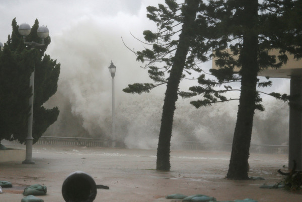 ▲山竹颱風「小海嘯」海水倒灌，香港淹水災情嚴重。（圖／路透社）