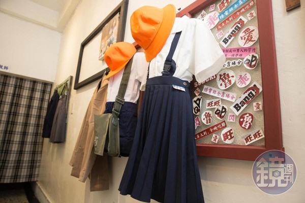 30多年前，制服尚未解禁前，白衣藍裙是台灣女學生的制服基本款式。