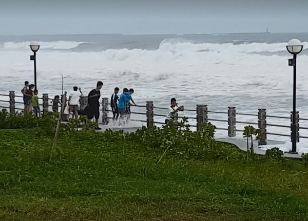 ▲▼旗津大浪上岸「抓人」 帶小孩給浪追！5千網友看完暴怒。（圖／翻攝爆料公社）