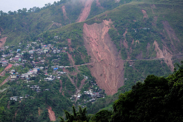 ▲▼山竹襲菲律賓，伊托貢市（Itogon）有大規模土石流。（圖／路透社）