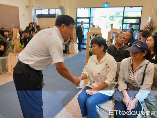 ▲▼勇副主任吳東樺，2日搏大浪救8歲女不幸遭滅頂，遺愛人間今（17）日舉行告別式，令親友們悲傷難捨不已。（圖／記者游芳男攝，下同）▲吳東樺勇救女童卻遭吞噬，遺愛人間今（17）日舉行告別式，吳母不捨愛兒的天水永隔，宜蘭副縣長余聯興在家祭時向吳母致敬。（圖／記者游芳男攝）。