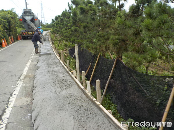 ▲ 金山區示範道路重新刨鋪 地主慨捐土地拓寬。（圖／記者郭世賢翻攝）