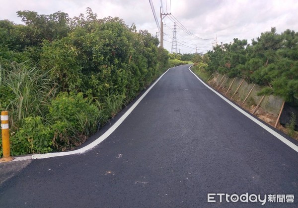 ▲ 金山區示範道路重新刨鋪 地主慨捐土地拓寬。（圖／記者郭世賢翻攝）