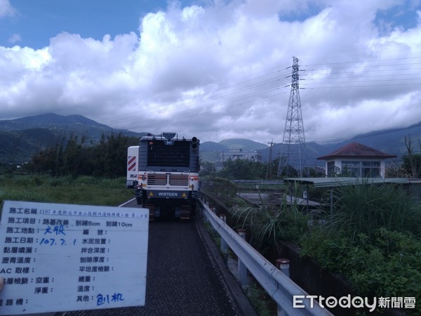 ▲ 金山區示範道路重新刨鋪 地主慨捐土地拓寬。（圖／記者郭世賢翻攝）