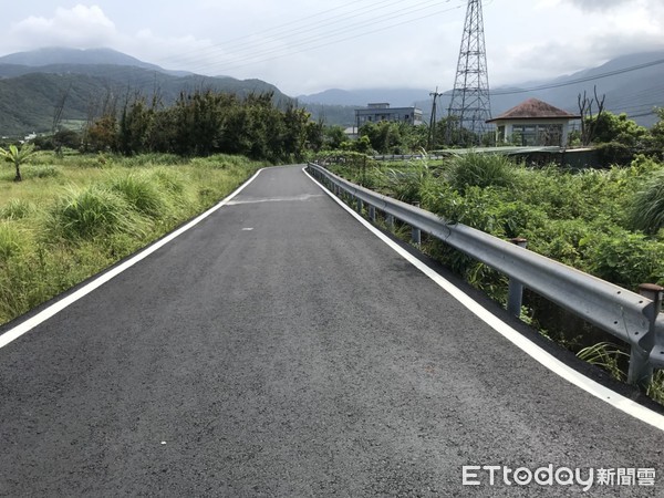 ▲　金山區示範道路重新刨鋪　地主慨捐土地拓寬。（圖／記者郭世賢翻攝）