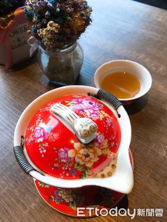 ▲▼用茶碗來裝調酒，充滿台灣文化的特色在裡頭。（圖／記者陳建竹攝）