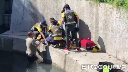 ▲台東市湧泉公園泳池下游水溝內發現溺水男子，經救護人員送往台東馬偕醫院急救後，恢復呼吸心跳。（圖／記者王兆麟翻攝，下同）           