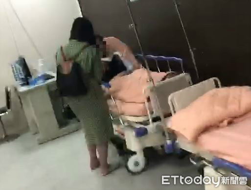 ▲▼女子在北捷台北車站遭割傷，已被送醫救治。（圖／記者黃彥傑攝）