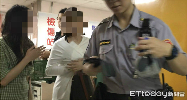 ▲女子在北捷台北車站遭割傷，經送醫救治後已跟警方到派出所製做筆錄。（圖／記者黃彥傑攝）