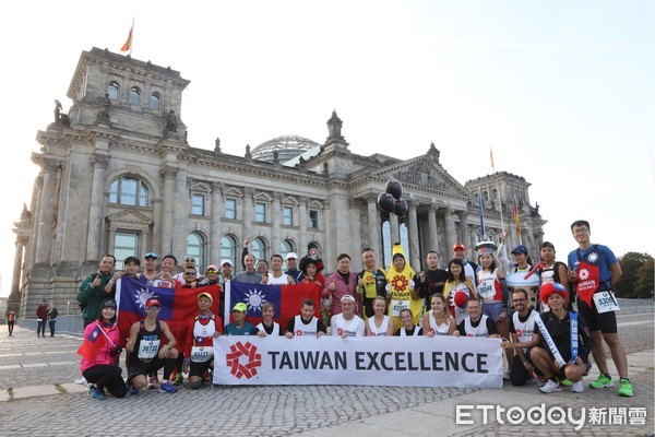 ▲▼世界六大馬拉松之一的柏林馬拉松16日舉行，台灣精品代表隊身著吸引眾人目光，台灣香蕉、大同電鍋、珍珠奶茶都穿戴在身上，行銷台灣不遺餘力。（圖／貿協提供）