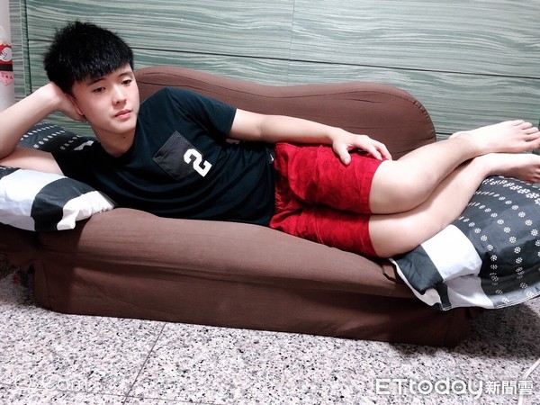 ▲躺著,側臥,沙發,耍廢,看電視,男生,發呆。（圖／記者周姈姈攝）