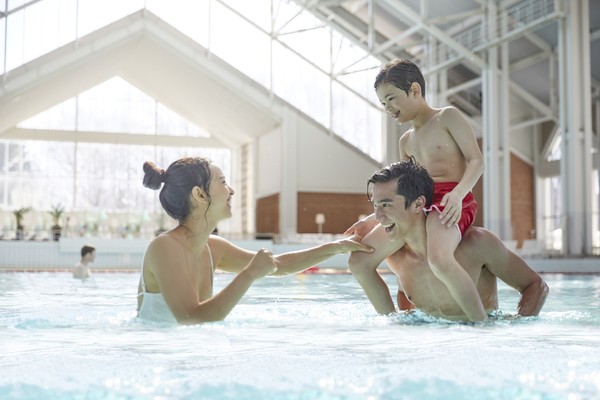 ▲▼來到2017年年底開幕「Club Med Tomamu」，還可體驗日本最大的室內人造波浪池，帶孩子隨波逐流感受海上戲水的樂趣。（圖／Club Med提供）
