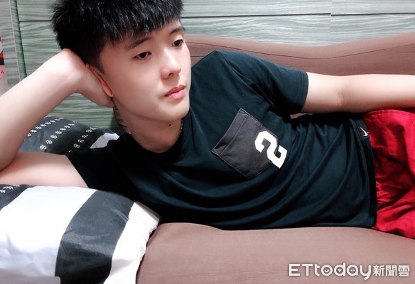 ▲躺著,側臥,沙發,耍廢,看電視,男生,發呆。（圖／記者周姈姈攝）