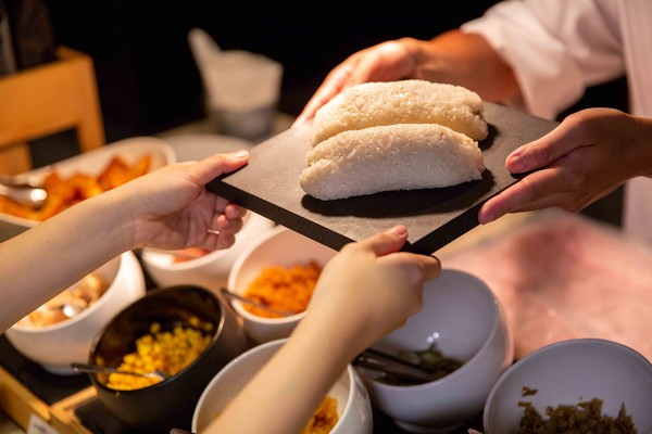 ▲▼手握飯糰包著肉鬆、菜脯及餐廳自製的油條。（圖／台北美福大飯店提供）