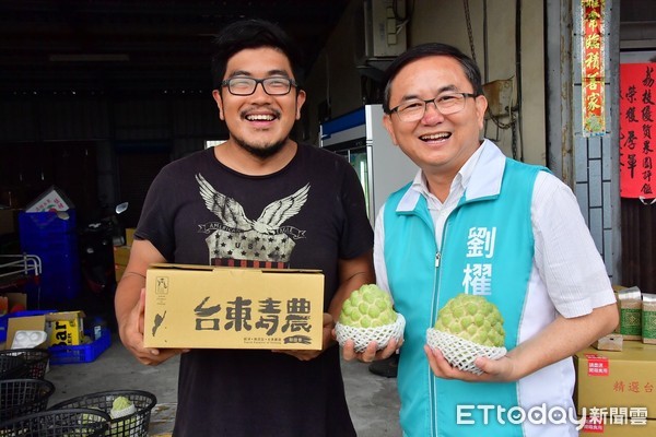 ▲民進黨台東縣長候選人劉櫂豪前往太麻里，關切台東青農大目釋迦包裝出貨情形。（圖／劉櫂豪辦公室提供，下同）