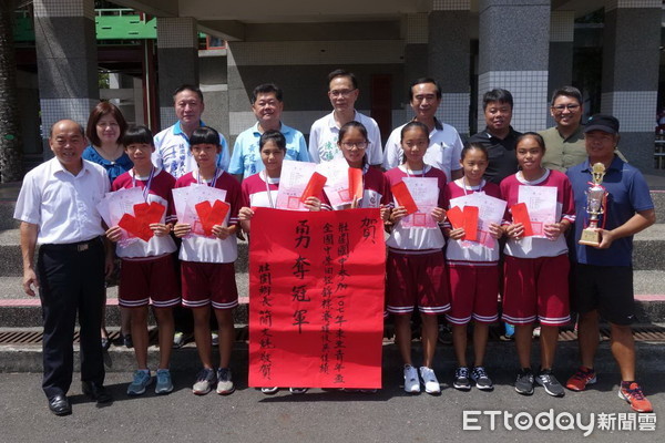 ▲▼宜蘭壯圍國中田徑隊，勇奪2018年東亞青年盃全國國中田徑錦標賽國女組總冠軍，鄉長簡文魁等人到校嘉勉選手們。（圖／記者游芳男翻攝，下同）