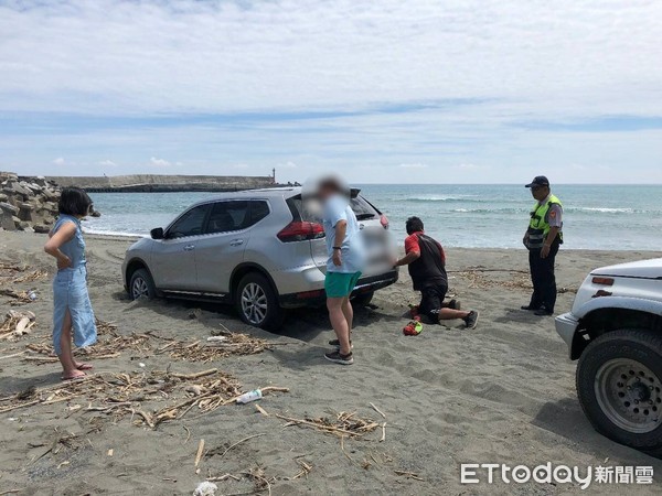 ▲由於車輪吃沙過深，單靠吉普車拖拉無法脫困，因此大家合力推送，才終於使得車輛脫困。（圖／台東縣警察局提供，下同）