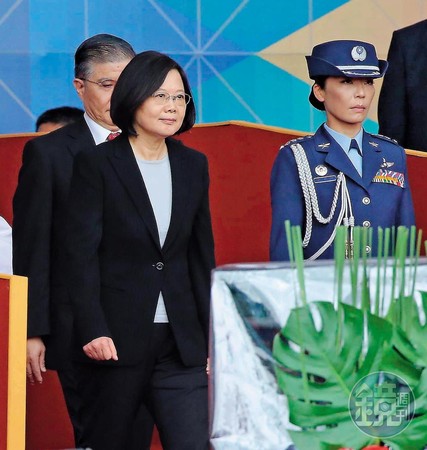 總統蔡英文拔擢陳月芳成為總統府首位女武官，圖為陳月芳陪蔡英文出席2016年國慶大會。