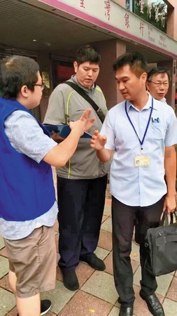 羅宜（左一）日前到公車站堵台北市長柯文哲（後排右1），逼得柯文哲放棄公車改搭公務車。（翻攝羅宜臉書）