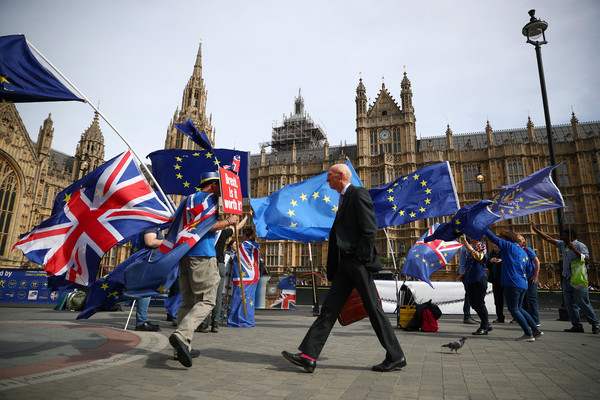 ▲「英國脫歐」（Brexit）在即，民眾在英國倫敦下議院示威，希望政府能夠仔細端詳「脫歐」是否值得。（圖／路透社）