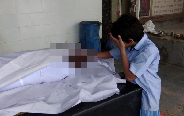 ▲▼《印度斯坦時報》記者桑尼（Shiv Sunny）日前貼出1張心碎的照片，只見11歲的男孩在父親的遺體旁哭泣，這一家人無力負擔火化的費用。。（圖／翻攝自推特／Shiv Sunny）